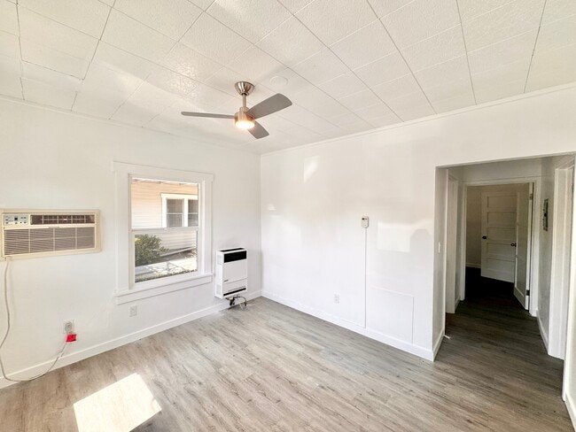property at 1559 N Hill Ave