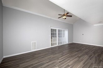 37 Village Green Dr in Port Jefferson Station, NY - Foto de edificio - Building Photo