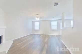 2029 W Grove Ln in Grand Prairie, TX - Foto de edificio - Building Photo