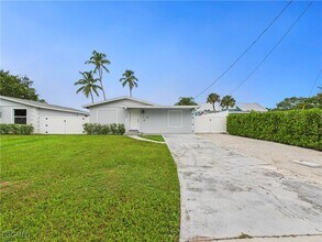 567 13th St N in Naples, FL - Building Photo - Building Photo