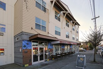 McCuller Crossing Apartments in Portland, OR - Building Photo - Building Photo