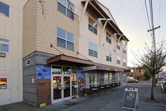 McCuller Crossing Apartments in Portland, OR - Foto de edificio - Building Photo