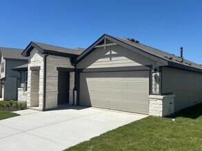 5000 Stockton Ln in Del Valle, TX - Foto de edificio - Building Photo