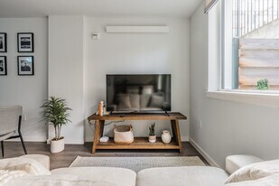 320 Queen Anne Ave N in Seattle, WA - Building Photo