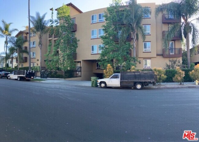 1401 S St Andrews Pl in Los Angeles, CA - Building Photo - Building Photo
