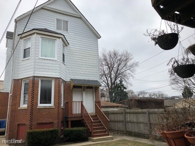 2437 W Ainslie St in Chicago, IL - Building Photo - Building Photo