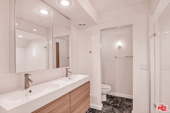 492 E Calaveras St in Altadena, CA - Building Photo - Building Photo