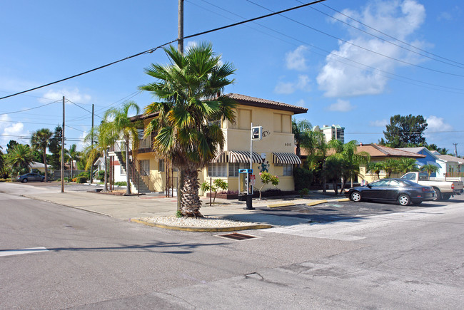 600 Corey Ave in St. Petersburg, FL - Foto de edificio - Building Photo