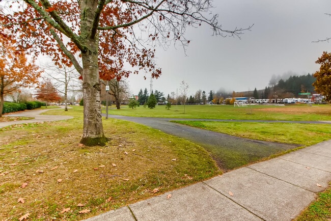 3840 SE 102nd Ave, Unit Unit B in Portland, OR - Building Photo - Building Photo