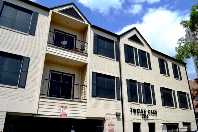 Twelve Oaks Condominiums in Austin, TX - Foto de edificio - Building Photo