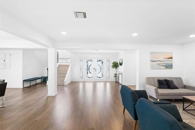 413 Holiday Dr in Hallandale Beach, FL - Building Photo - Building Photo