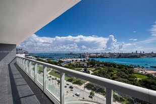 50 Biscayne Blvd in Miami, FL - Building Photo