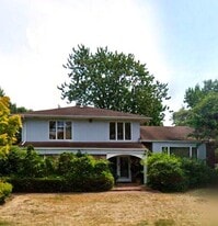 29 Bayberry Rd in Lawrence, NY - Building Photo