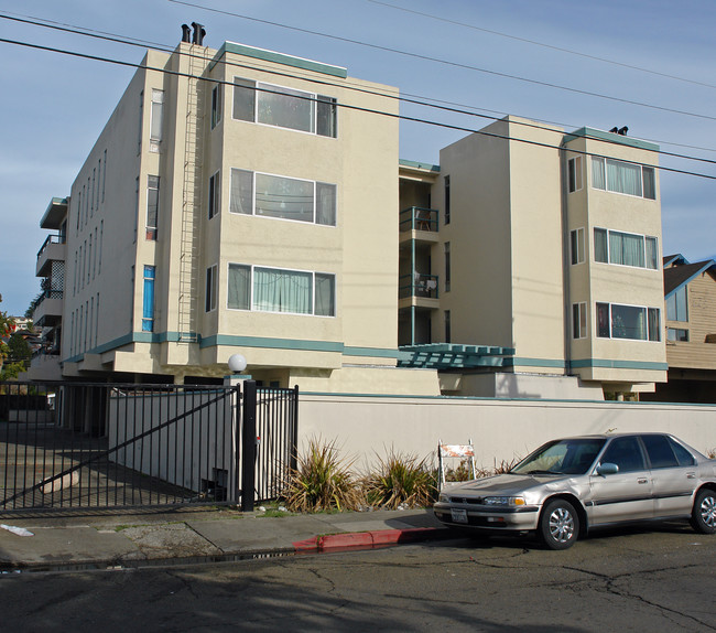 Waters Edge Apartments in San Rafael, CA - Building Photo - Building Photo