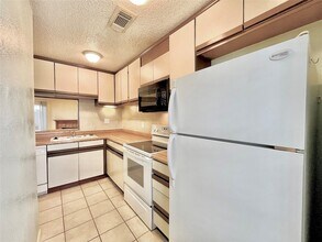 800 W Collins St in Denton, TX - Building Photo - Building Photo