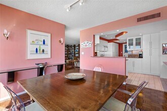 601 Longboat Club Rd in Longboat Key, FL - Foto de edificio - Building Photo