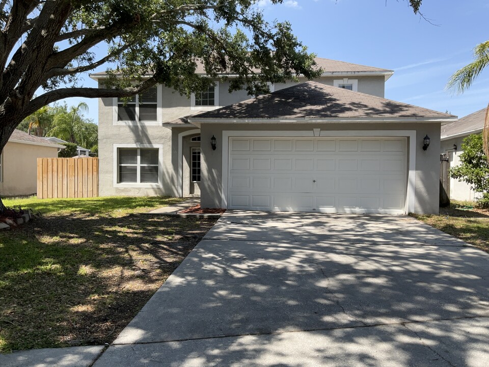 4618 Newbourne Way in Valrico, FL - Building Photo