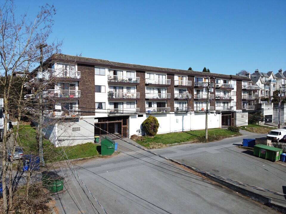 Inlet View Apartments in North Vancouver, BC - Building Photo