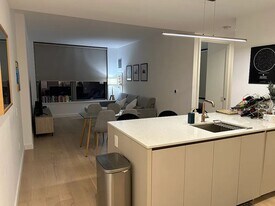 3 Ct Square W in Queens, NY - Building Photo