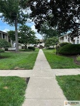 8 Avon Dr in East Windsor, NJ - Building Photo - Building Photo