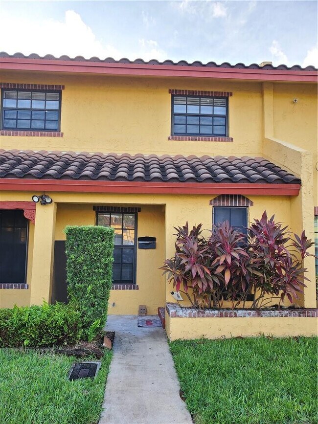2743 NW 47th Terrace in Lauderdale Lakes, FL - Building Photo - Building Photo