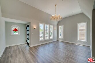 481 S Holt Ave in Los Angeles, CA - Building Photo - Building Photo