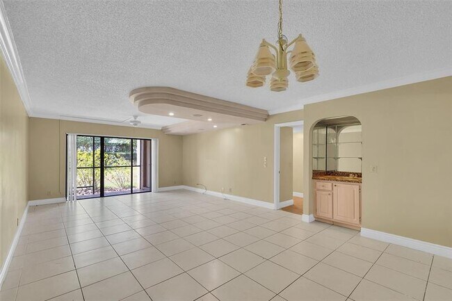 350 Racquet Club Rd in Weston, FL - Building Photo - Building Photo