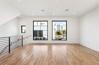 2107 N Garrett Ave in Dallas, TX - Foto de edificio - Building Photo