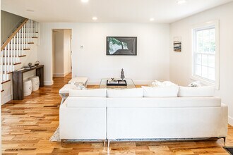 84 Orchard St in Greenwich, CT - Building Photo - Building Photo