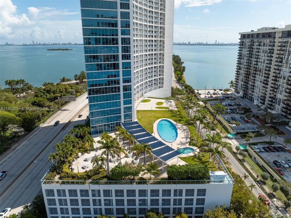 601 NE 36th St in Miami, FL - Building Photo
