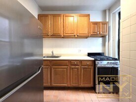 25-21 31st Ave in Queens, NY - Building Photo