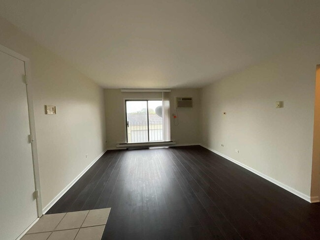 202 S Waters Edge Dr in Glendale Heights, IL - Building Photo - Building Photo