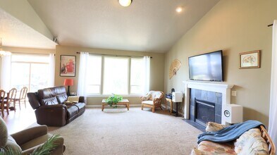 2143 NW Sterling Ave in Redmond, OR - Building Photo - Building Photo