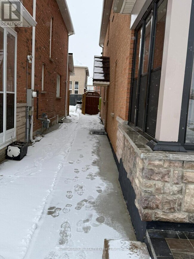 23 Buick Blvd in Brampton, ON - Building Photo - Building Photo