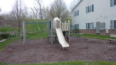HILLSIDE VILLAGE APARTMENTS in Slinger, WI - Foto de edificio - Building Photo
