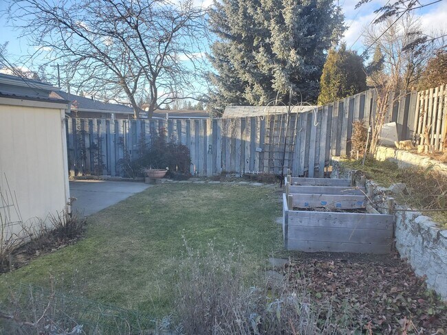 3438 W Beacon Ave in Spokane, WA - Building Photo - Building Photo