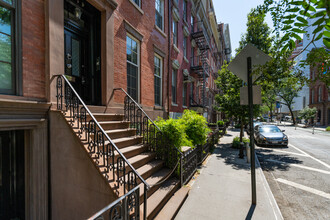 221 W 13th St in New York, NY - Building Photo - Building Photo