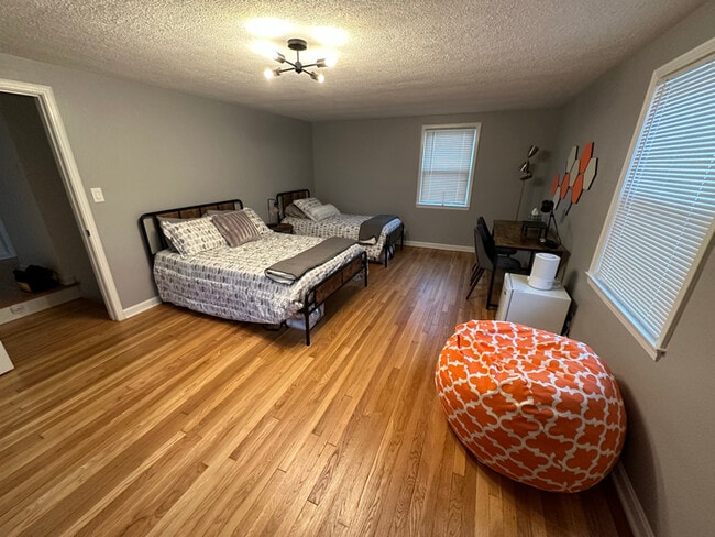 1198 Croyden Rd in Lyndhurst, OH - Foto de edificio - Building Photo