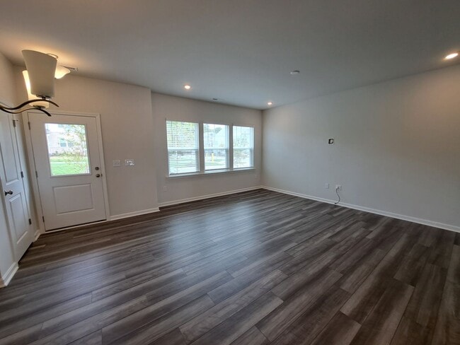 403 Parker Sta Ave in Fuquay Varina, NC - Foto de edificio - Building Photo