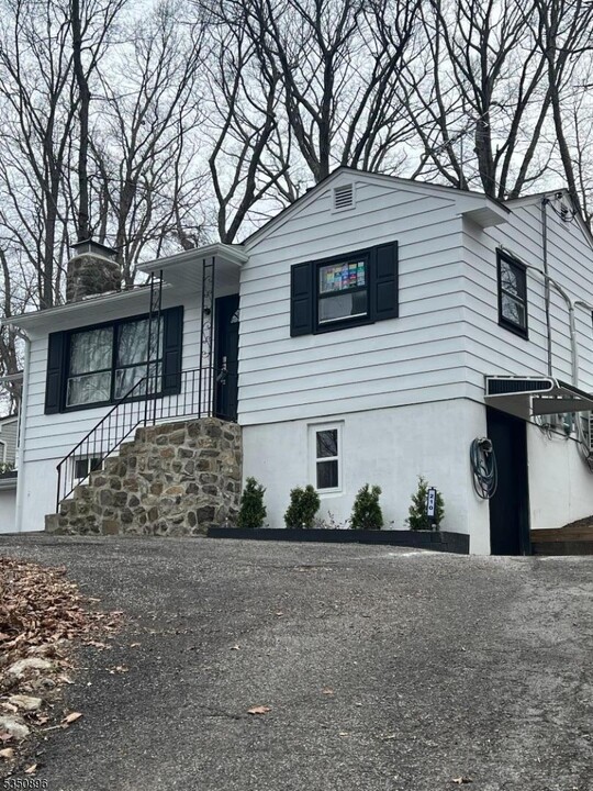 210 Pohatcong Rd in Highland Lakes, NJ - Foto de edificio