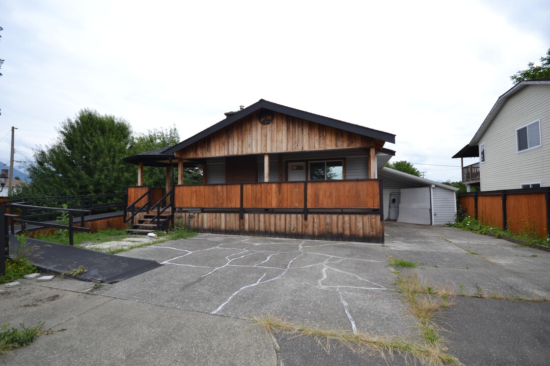 45663 Victoria Ave in Chilliwack, BC - Building Photo