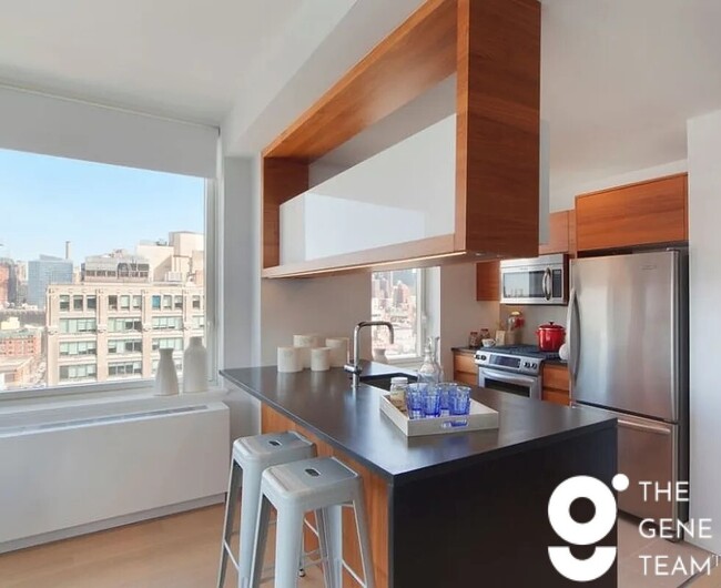 550 W 45th St in New York, NY - Building Photo - Building Photo