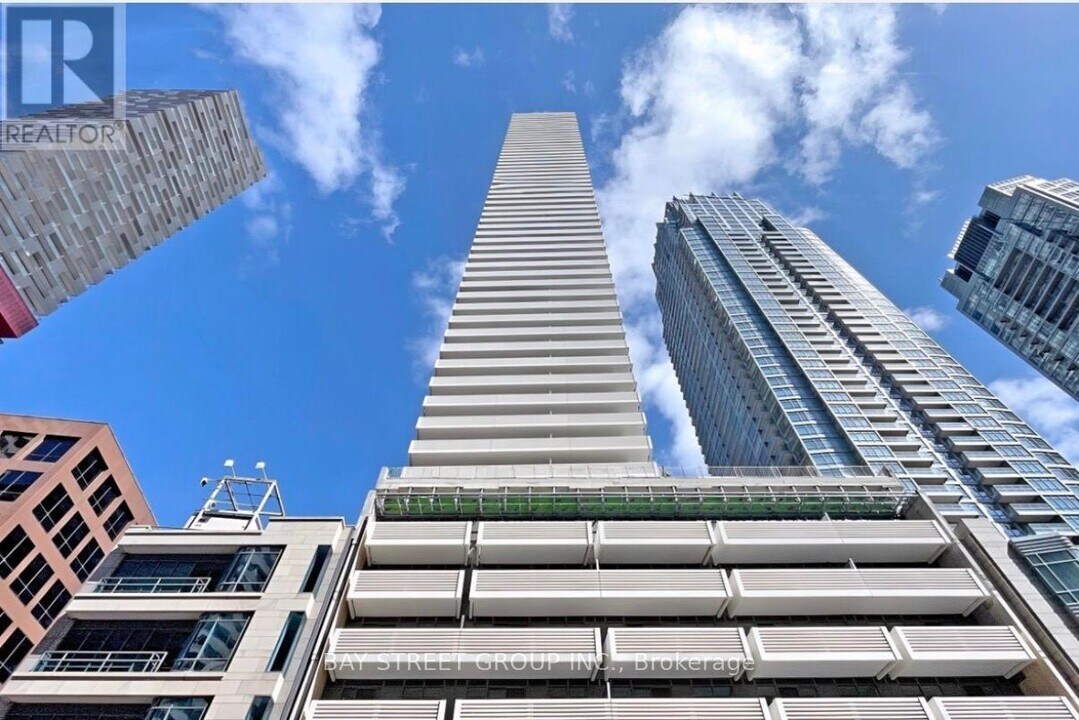 2221 Yonge St in Toronto, ON - Building Photo