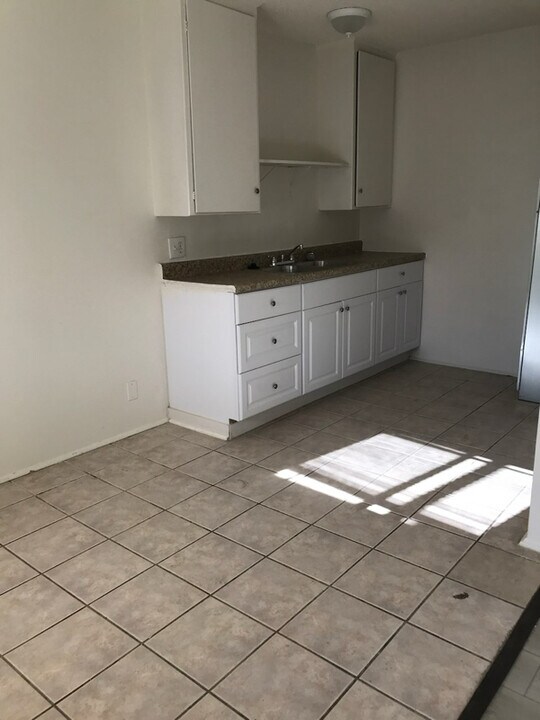 527 E Ave Q in Palmdale, CA - Building Photo