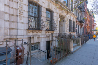 207 Saint James Pl in Brooklyn, NY - Foto de edificio - Building Photo