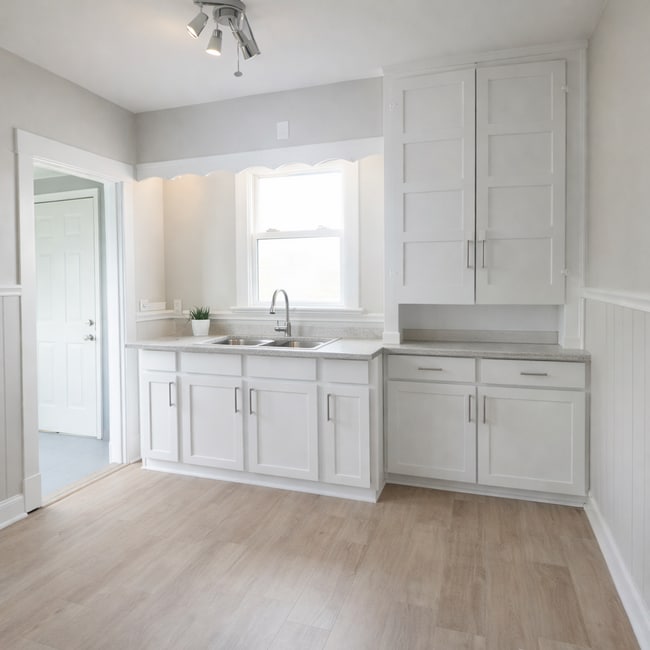 1325 Harrisburg Rd NE in Canton, OH - Foto de edificio - Building Photo