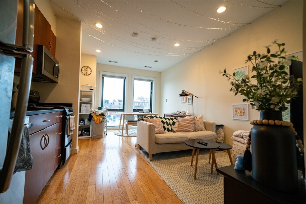 9 Miner St in Boston, MA - Building Photo