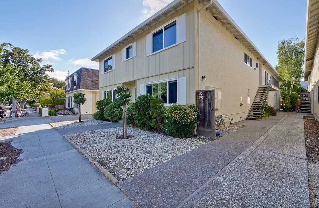301 College Ave in Palo Alto, CA - Building Photo