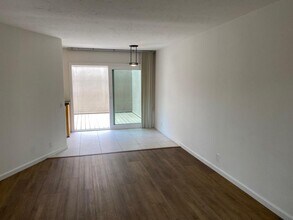 8454 Via Sonoma in San Diego, CA - Building Photo - Building Photo