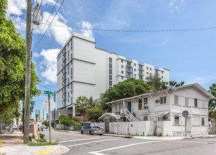 St. Martin's Place Apartments in Miami, FL - Building Photo - Building Photo